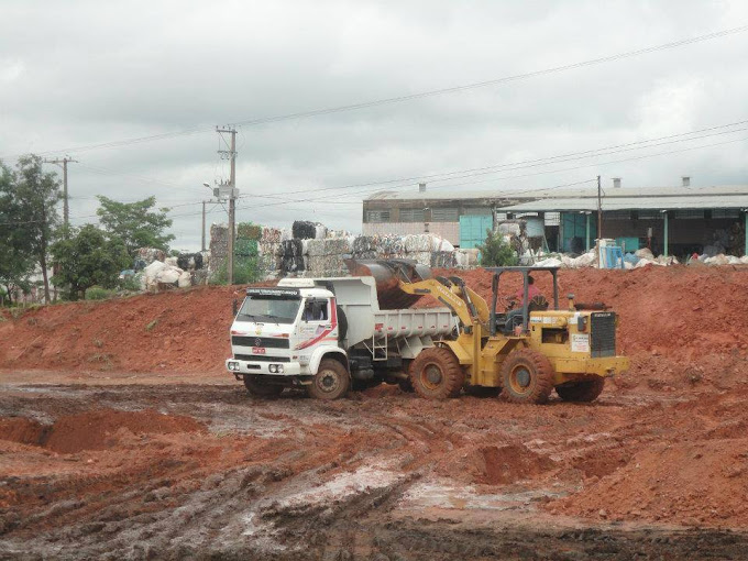 Pá carregadeira carregando caminhão caçamba com terra